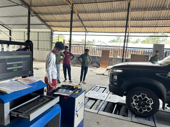 5イン1ロールブレーキテスト機 4000kg マックスアクセル負荷 特許のある砂滑りロールと産業制御コンピュータ
